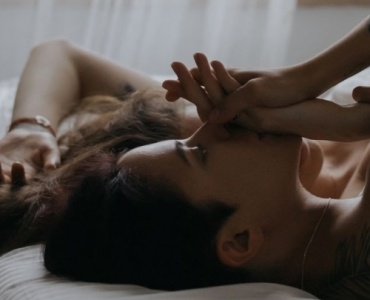 Quand le plaisir se fait attendre : comprendre et dépasser les obstacles à l’orgasme féminin