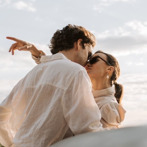 Orbiting en amour : décrypter ce comportement et ce qu’il révèle sur votre relation