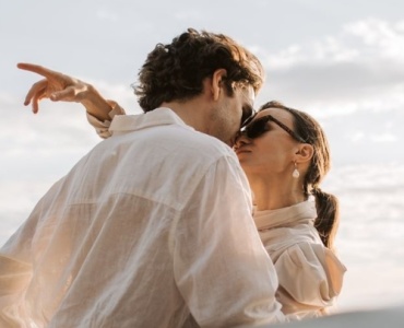 Orbiting en amour : décrypter ce comportement et ce qu’il révèle sur votre relation
