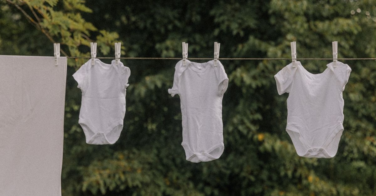 La checklist des bodys pour bébé : combien en prévoir pour un nouveau-né ?