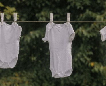 La checklist des bodys pour bébé : combien en prévoir pour un nouveau-né ?