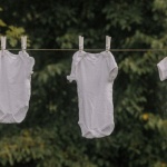 La checklist des bodys pour bébé : combien en prévoir pour un nouveau-né ?