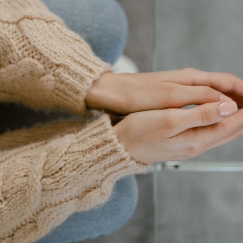 Mains abîmées par le froid : 7 astuces simples pour retrouver une peau douce tout l’hiver