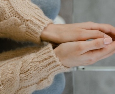 Mains abîmées par le froid : 7 astuces simples pour retrouver une peau douce tout l’hiver