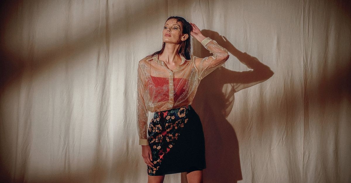 Comment porter une jupe courte avec élégance : idées de looks chics et modernes