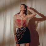 Comment porter une jupe courte avec élégance : idées de looks chics et modernes